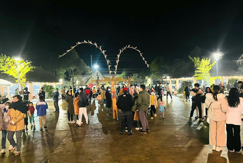 Rất đông người dân và du khách tham gia mỗi khi chợ phiên được tổ chức. Ảnh: Nguyễn Tuấn