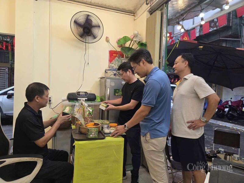 Khách tới cửa hàng anh Dũng mua bánh cốm.
