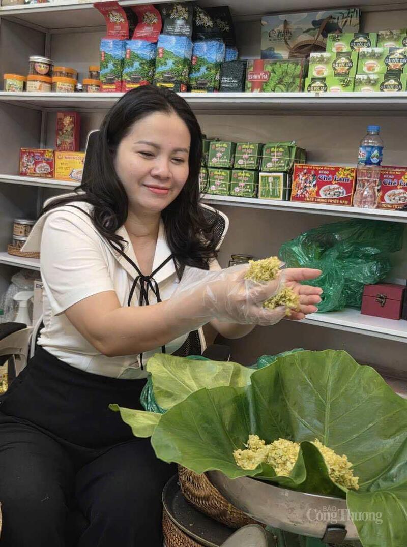Khách hàng mua cốm.