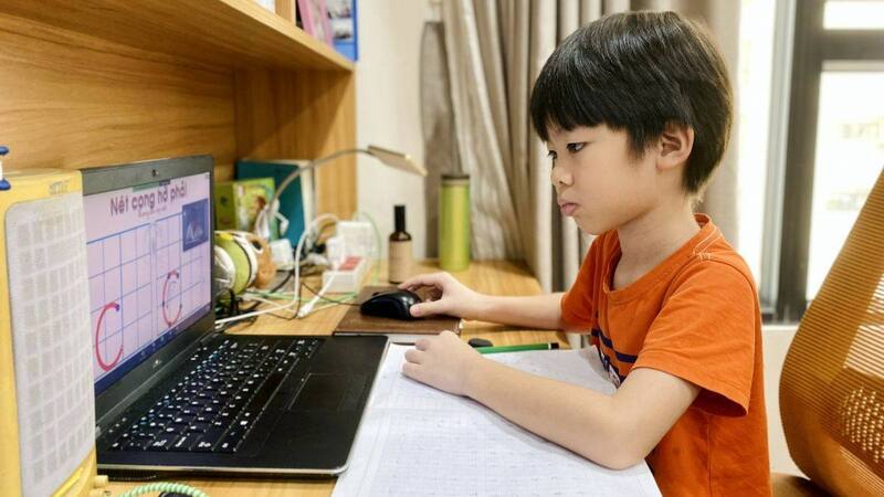 Một số trường thông báo tiếp tục cho học sinh học trực tuyến ngày mai. Ảnh: Trang Hà.