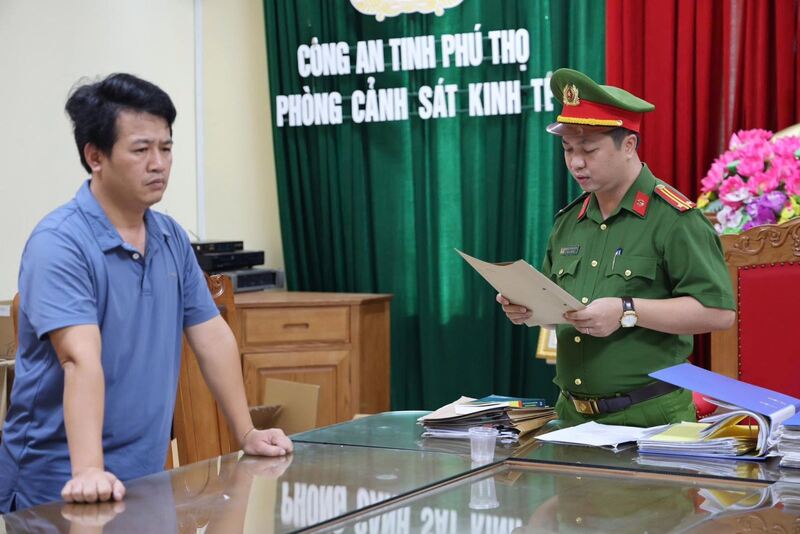 Cơ quan Cảnh sát điều tra Công an tỉnh Phú Thọ thi hành quyết định khởi tố bị can đối với Phan Thế Hoài, giám đốc Công ty TNHH PCCC Tomoken Việt Nam về tội sản xuất, buôn bán hàng giả. Ảnh: Công an tỉnh Phú Thọ.