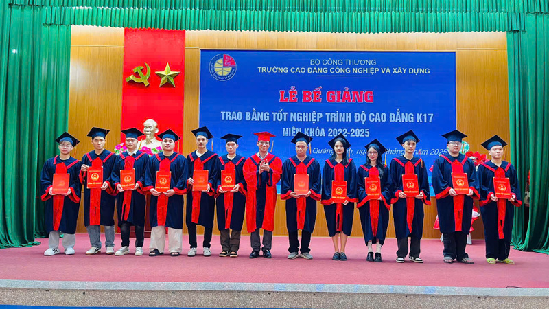 Các sinh viên Trường Cao đẳng Công nghiệp và Xây dựng (Quảng Ninh) trong ngày nhận bằng tốt nghiệp
