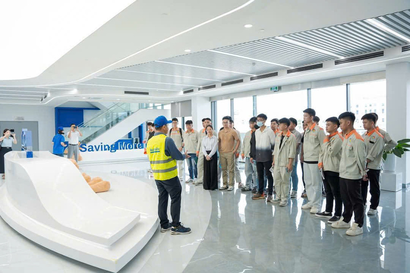 Các sinh viên Trường Cao đẳng Công nghiệp và Xây dựng (Quảng Ninh) được trải nghiệm thực tế tại các doanh nghiệp