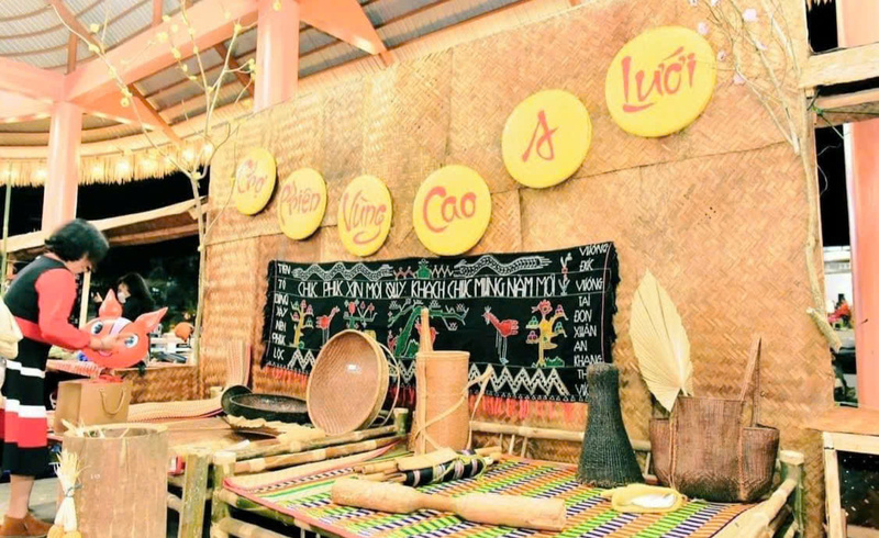 Không gian chợ phiên A Lưới mang đậm hơi thở của núi rừng, nét văn hoá đặc trưng của đồng bào dân tộc thiểu số. Ảnh: Nguyễn Tuấn