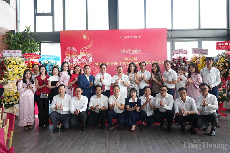 Các lãnh đạo cùng đội ngũ nhà báo, phóng viên, biên tập viên Báo Công Thương chụp hình lưu niệm tại sự kiện.