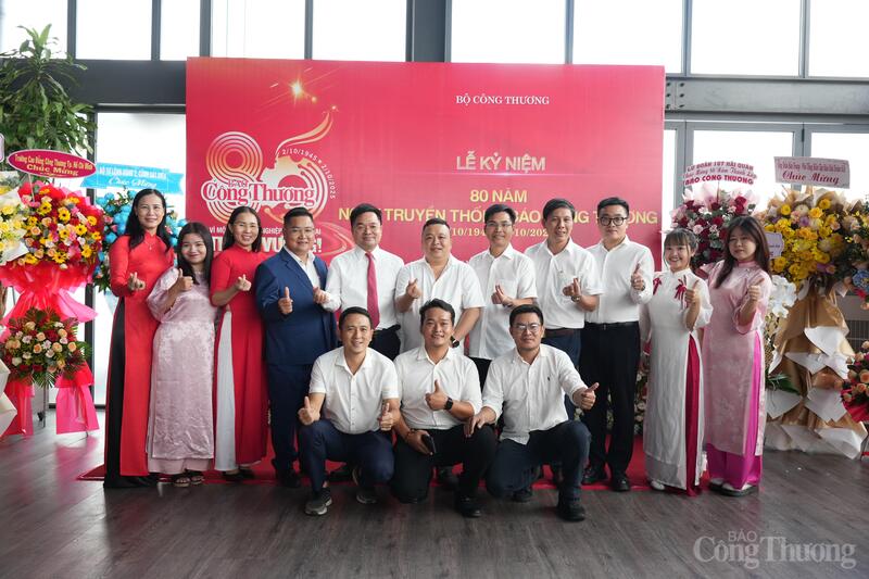 Tổng Biên tập Nguyễn Văn Minh chụp hình lưu niệm với các cán bộ, phóng viên, cộng tác viên Văn phòng đại diện Báo Công Thương phía Nam.