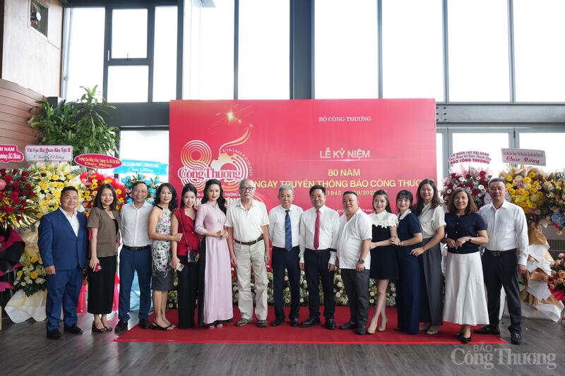 Tổng Biên tập Báo Công Thương Nguyễn Văn Minh chụp hình lưu niệm cùng thế hệ các cán bộ, phóng viên, biên tập viên, người lao động tại Báo Công Thương qua các thời kỳ.