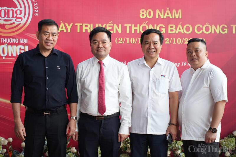 Các đại biểu tham dự lễ kỷ niệm.