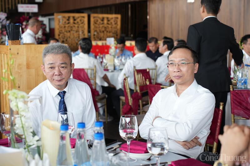 Nhà báo Nguyễn Tiến Cường - Phó Tổng biên tập Báo Công Thương (bên trái) và nhà báo Nguyễn Văn Hải - Trưởng phòng Thư ký toà soạn tại Lễ kỷ niệm.