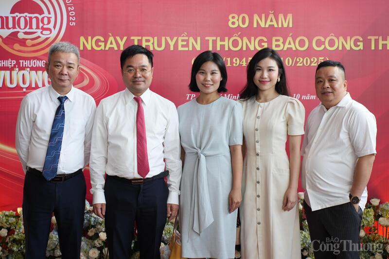 Tổng Biên tập Nguyễn Văn Minh, Phó Tổng Biên tập Nguyễn Tiến Cường, Trưởng Văn phòng đại diện Báo Công Thương phía Nam Nguyễn Hồng Quang chụp hình lưu niệm cùng khách mời tại sự kiện.