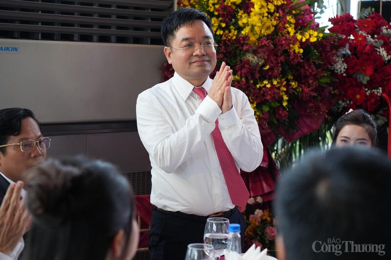 Tổng Biên tập Báo Công Thương Nguyễn Văn Minh chủ trì buổi lễ.