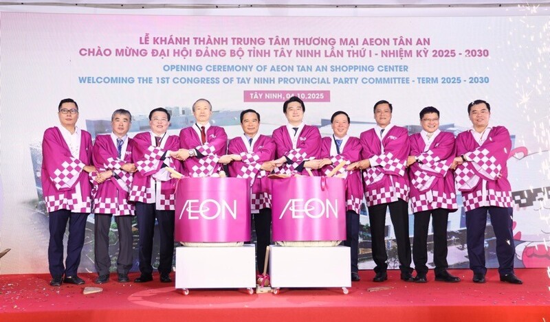 Đại diện Lãnh đạo TP Hồ Chí Minh, Lãnh đạo Tỉnh Tây Ninh, Lãnh sự quán Nhật Bản tại TPHCM, AEON Việt Nam và đối tác thực hiện nghi thức Khánh thành TTTM AEON Tân An