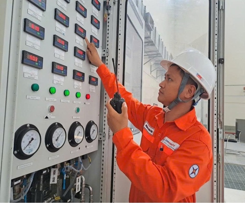 Nhân viên Vận hành Nhà máy Thủy điện Sông Bung 4 tăng cường kiểm tra thực tế thiết bị. Ảnh: Bình An