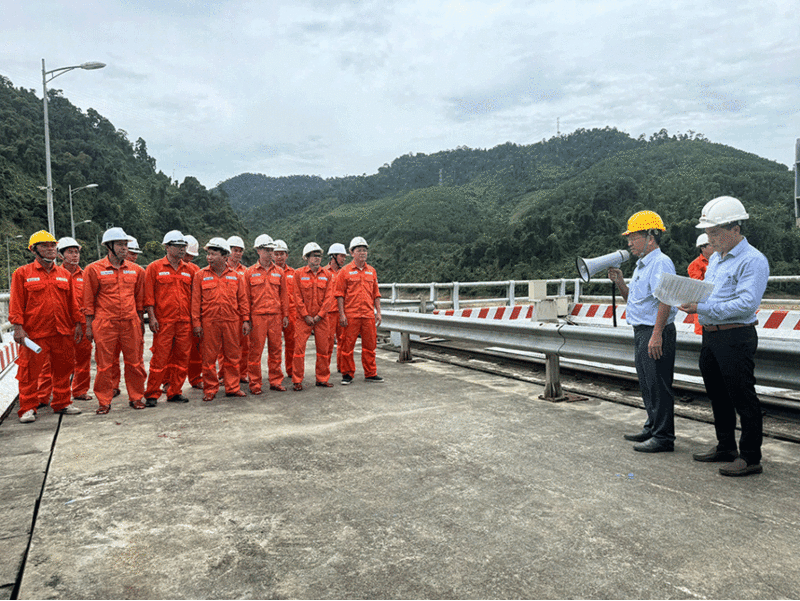 Tổng kiểm tra và diễn tập PCTT&TKCN theo phương châm “4 tại chỗ” tại Đập dâng Thủy điện Sông Bung 4 năm 2025. Ảnh: Bình An