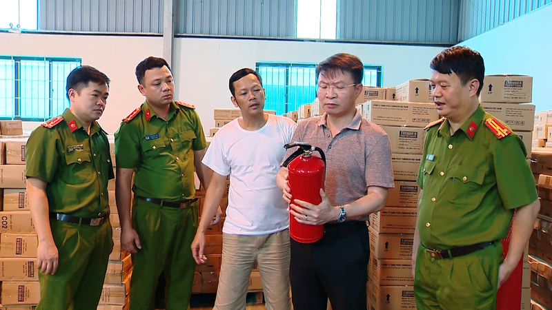 Thiếu tướng Nguyễn Minh Tuấn (người cầm bình cứu hỏa) - Giám đốc Công an tỉnh Phú Thọ kiểm tra sản phẩm bình chữa cháy Tomoken. Ảnh: Công an tỉnh Phú Thọ.