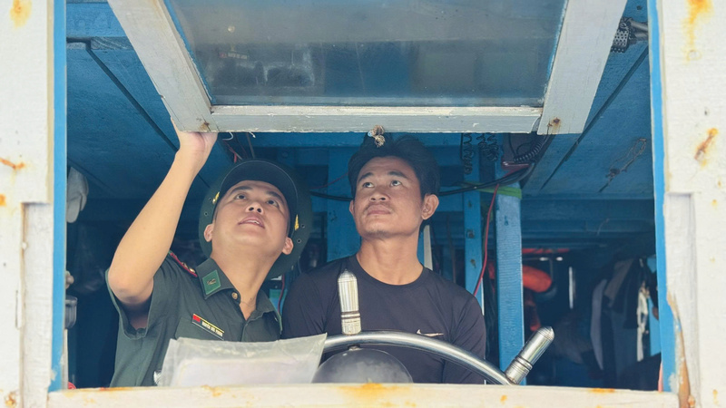 Việc tăng cường kiểm tra, giám sát chặt chẽ các tàu cá được lực lượng BĐBP Quảng Ngãi đẩy mạnh trong thời gian qua. Ảnh: Nguyễn Dương