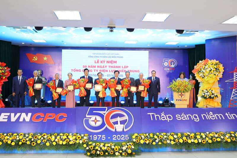 EVNCPC tri ân các cán bộ lãnh đạo hưu trí có nhiều thành tích trong hành trình 50 năm xây dựng và phát triển của đơn vị. Ảnh: Phương Nam