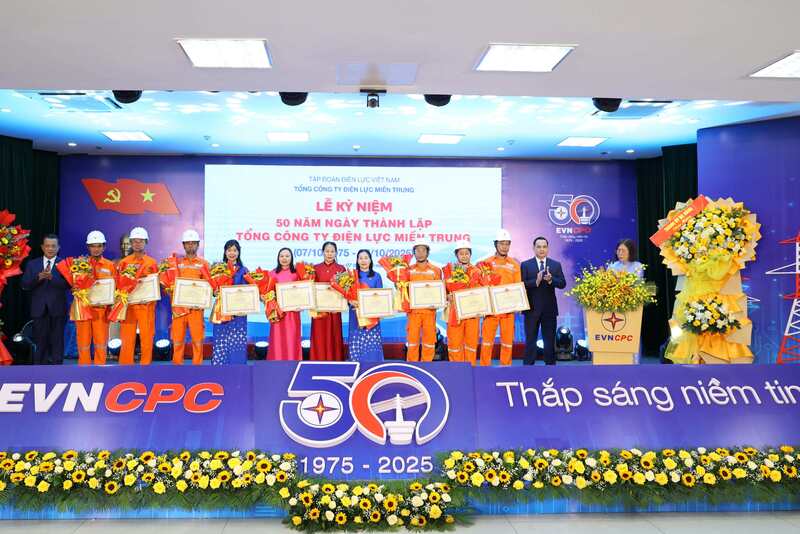 Lãnh đạo EVNCPC tặng Giấy khen cho 10 cá nhân có thời gian công tác từ 38 năm trở lên (đối với nam) và 35 năm trở lên (đối với nữ). Ảnh: Phương Nam