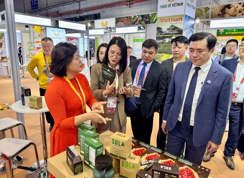 Thứ trưởng Bộ Công Thương Nguyễn Sinh Nhật Tân thăm gian hàng của doanh nghiệp Việt Nam tại Hội chợ Nhập khẩu quốc tế Trung Quốc lần thứ 7 tổ chức năm 2024. Ảnh: Cục Xúc tiến thương mại