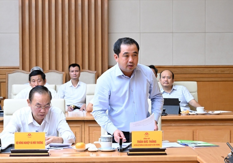 Quyền Bộ trưởng Bộ Nông nghiệp và Môi trường Trần Đức Thắng báo cáo tại cuộc họp. Ảnh: VGP/Nhật Bắc.