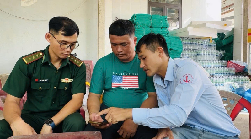Hướng dẫn cho các ngư dân những quy định mới của pháp luật. Ảnh: Nguyễn Dương