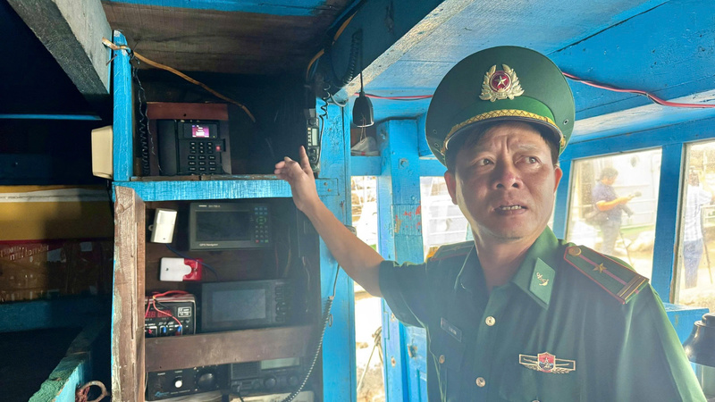 Việc lắp đặt các thiết bị định vị, giám sát là bắt buộc để có thể kiểm soát các tàu cá không khai thác hải sản ngoài vùng được cho phép. Ảnh: Nguyễn Dương