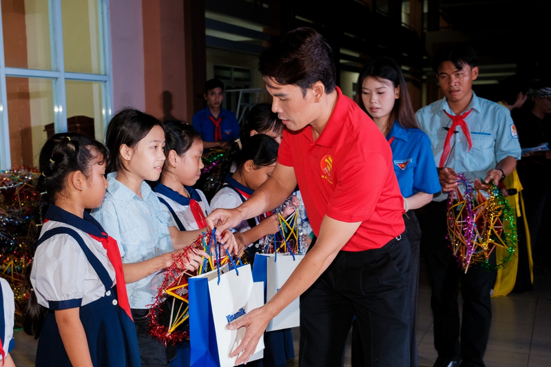 Những món quà dinh dưỡng của Vinamilk được trao đến các em nhỏ với rất nhiều yêu thương.