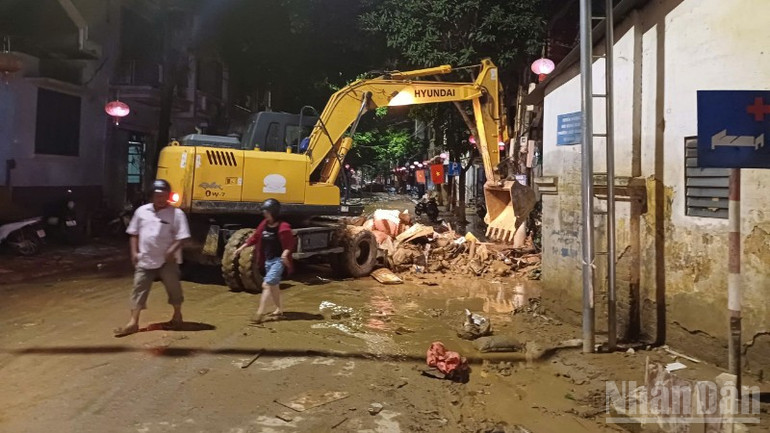 Phương tiện tham gia dọn dẹp sau ngập lụt.
