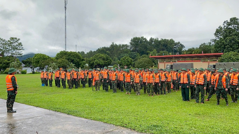Cán bộ, chiến sĩ Bộ Chỉ huy Quân sự tỉnh cùng các lực lượng dân quân triển khai công tác cứu hộ, hỗ trợ người dân ứng phó với bão số 11. Ảnh: Báo Cao Bằng