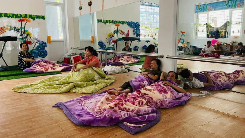 Nhiều người dân phường Thục Phán được di dời đến nơi tránh trú. Ảnh: Báo Cao Bằng