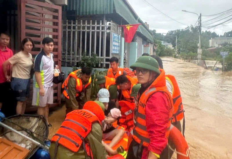 Lực lượng cứu hộ nỗ lực đưa người dân ra khỏi vùng lũ nguy hiểm. Ảnh: Báo Cao Bằng