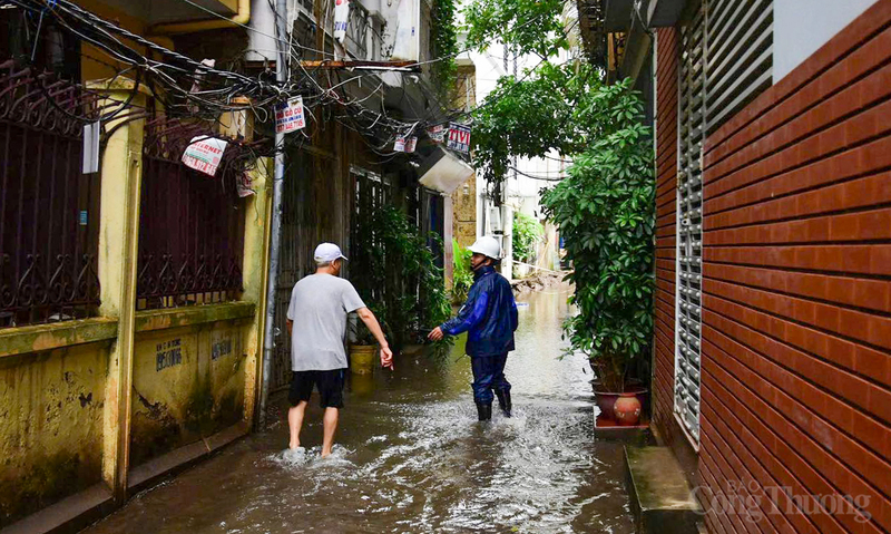 "Mục tiêu hàng đầu của chúng tôi là đảm bảo an toàn tuyệt đối về tính mạng cho người dân, sau đó mới đến duy trì cấp điện. Các đội công tác đang khẩn trương xuống tận các khu vực bị ngập để hướng dẫn người dân các thao tác ngắt điện an toàn," đại diện EVNHANOI nhấn mạnh.
