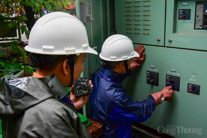 Cán bộ EVNHANOI đội mưa, đi từng ngõ nhỏ hướng dẫn dân vùng ngập - 10