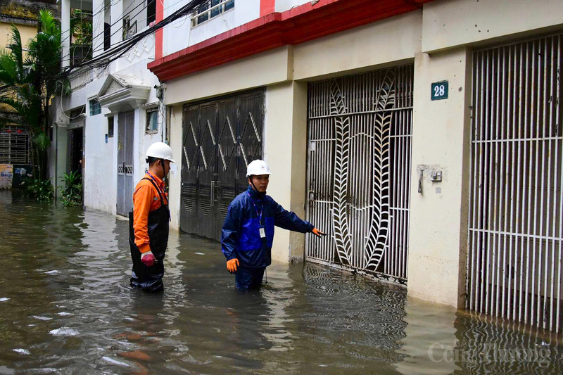 Một người dân khác sống gần khu vực ngập úng đường Giang Văn Minh cũng cho biết: "Thấy thợ điện cắm chốt ngay gần khu vực trạm biến áp, vừa kiểm tra vừa cảnh báo mọi người tránh xa khu vực này. Sự có mặt của họ rất quan trọng, nhất là khi nhiều người cứ cố đi qua đoạn nước ngập mà không biết nguy hiểm".