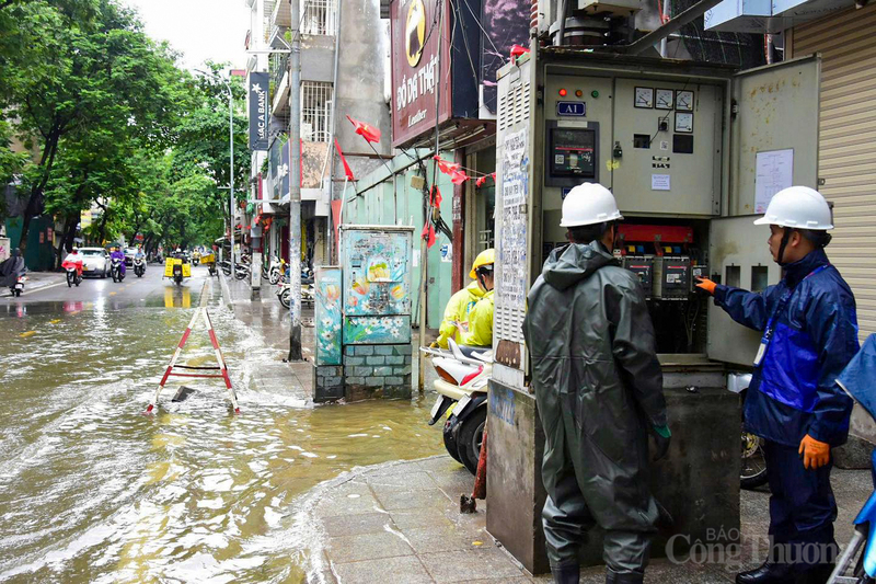Ngay trong chiều 7/10, Tổng công ty Điện lực TP. Hà Nội (EVNHANOI) đã huy động lực lượng, triển khai đồng bộ các biện pháp ứng phó và trực tiếp đưa ra cảnh báo khẩn cấp tới người dân.