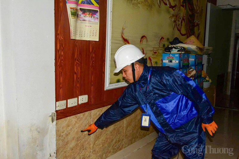 Theo đại diện EVNHANOI cho biết, đơn vị đã huy động tối đa lực lượng kỹ thuật túc trực 24/24 giờ tại các điểm xung yếu, tập trung kiểm tra, rà soát hệ thống lưới điện và các trạm biến áp có nguy cơ ngập lụt.