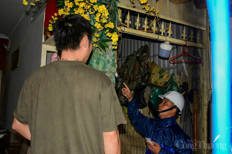 Tại một khu dân cư trũng thấp ở phố Đội Cấn, nơi nước ngập sâu gần nửa mét, một người dân chia sẻ: "Nước lên nhanh quá, tôi loay hoay không biết làm thế nào. May mắn có mấy anh thợ điện đến kịp thời, họ hướng dẫn tôi ngắt cầu dao chính và còn giúp di chuyển một số đồ điện lên cao. Thấy họ lội nước để kiểm tra từng nhà, chúng tôi cũng yên tâm hơn".
