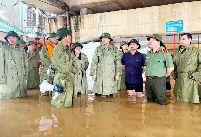 Bí thư Tỉnh ủy Trịnh Xuân Trường cùng đoàn công tác kiểm tra công tác ứng phó với mưa lũ tại phường Quan Triều.