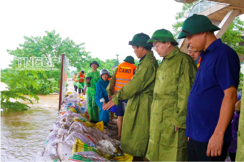 Phó Bí thư Thường trực Tỉnh ủy, Chủ tịch HĐND tỉnh Nguyễn Đăng Bình và lãnh đạo các ngành, đơn vị trực tiếp kiểm tra việc gia cố, đê bao các vị trí xung yếu trên tuyến.