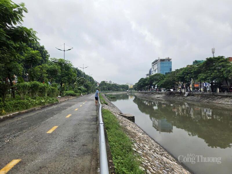 Sau cơn mưa lớn, nước sông Tô Lịch trong xanh.