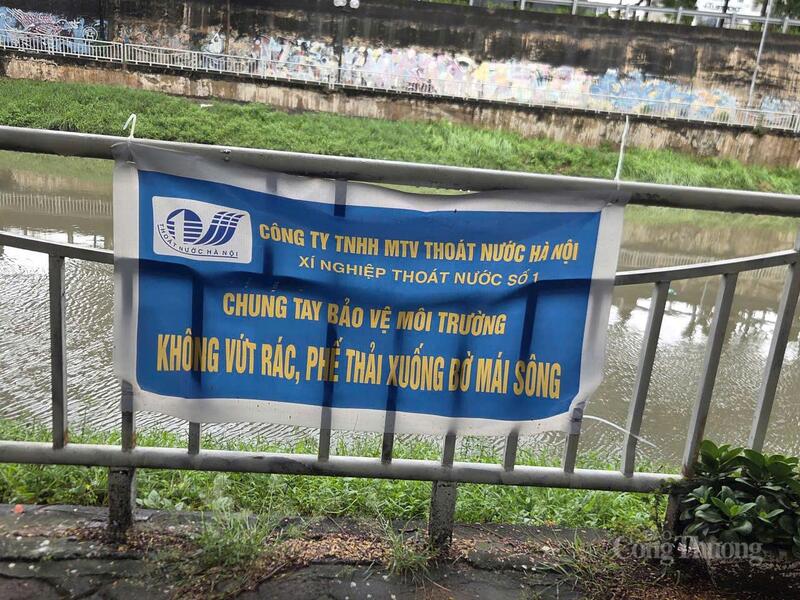 Tuyên truyền người dân không vứt rác xuống bờ sông.