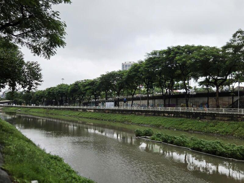 Khu vực cống xả nước vào sông Tô Lịch nước trong vắt.