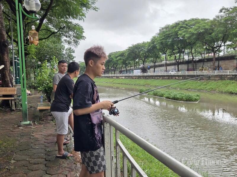 Nhiều bạn trẻ thích thú khi câu cá trên dòng sông Tô Lịch.