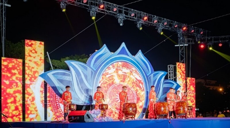 Tiết mục trống hội mở màn cho chương trình nghệ thuật đặc sắc đón trăng Ciputra Hanoi 2025 (Ảnh Ciputra Hanoi)