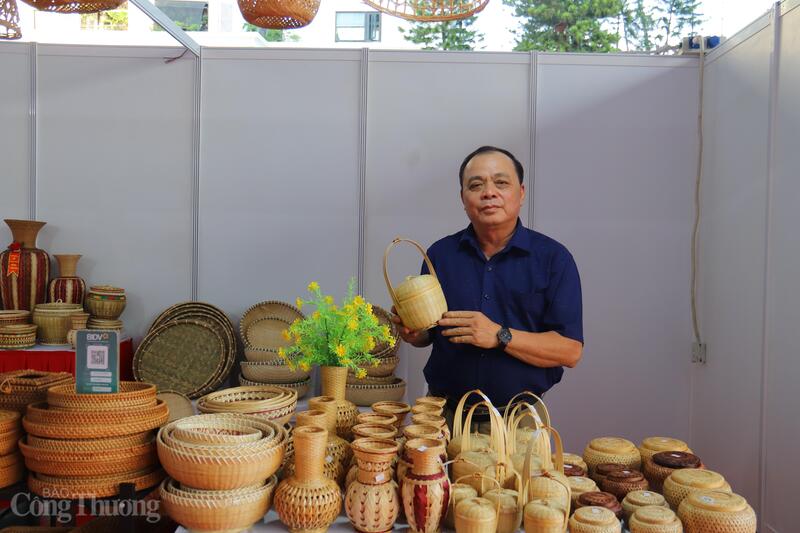 Ông Đặng Ngọc Phùng, Giám đốc Hợp tác xã mây tre đan xuất khẩu Phùng Hưng. Ảnh: Thanh Tuấn