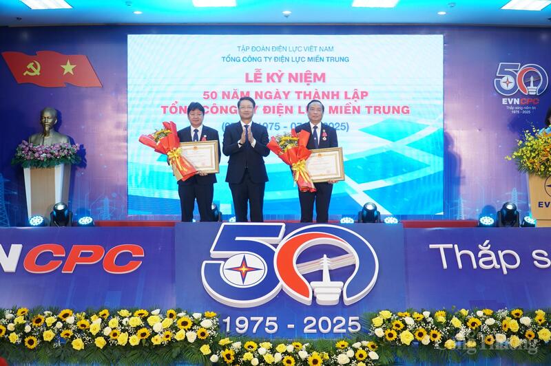 Ông Ngô Xuân Thắng, Phó Bí thư Thành ủy Đà Nẵng, thừa ủy quyền Chủ tịch nước, đã trao tặng Huân chương Lao động hạng Ba cho ông Trình Trung Phương, Thành viên HĐTV và ông Lê Duy Anh Tuấn, Trưởng Ban Tổ chức Nhân sự EVNCPC vì đã có thành tích xuất sắc trong công tác, góp phần vào sự nghiệp xây dựng chủ nghĩa xã hội và bảo vệ Tổ quốc