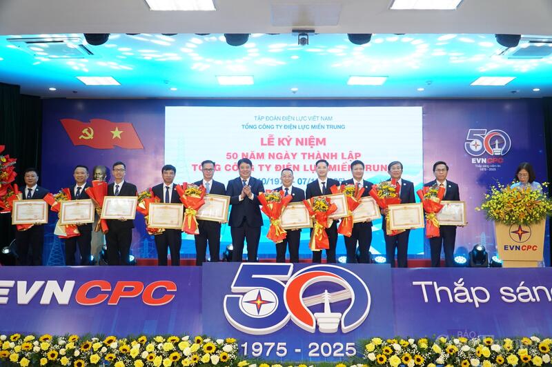 Ông Nguyễn Anh Tuấn, Tổng giám đốc EVN, thừa ủy quyền Thủ tướng Chính phủ, đã trao Bằng khen của Thủ tướng Chính phủ cho 2 tập thể và 8 cá nhân thuộc EVNCPC vì đã có nhiều thành tích trong công tác, góp phần vào sự nghiệp xây dựng chủ nghĩa xã hội và bảo vệ Tổ quốc.