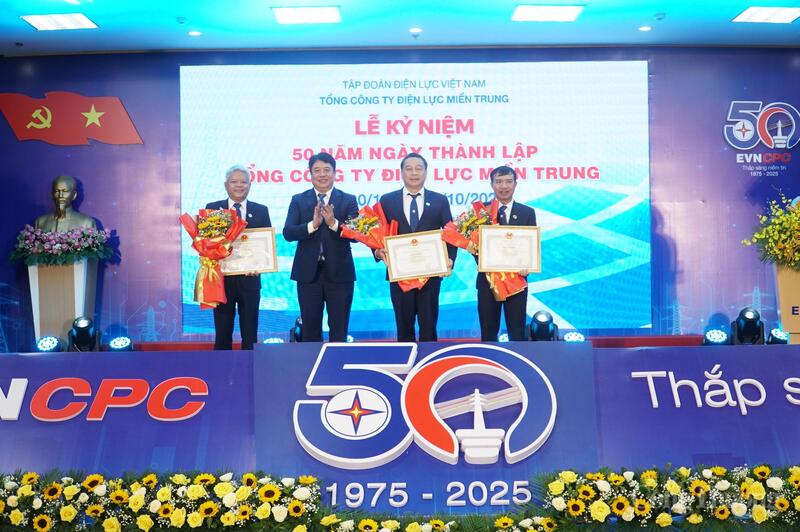 3 cá nhân của EVNCPC có thành tích xuất sắc, đột xuất trong công tác tham gia xây dựng đường dây 500kV mạch 3 nhận Bằng khen của Chủ tịch Ủy ban Quản lý vốn Nhà nước tại doanh nghiệp