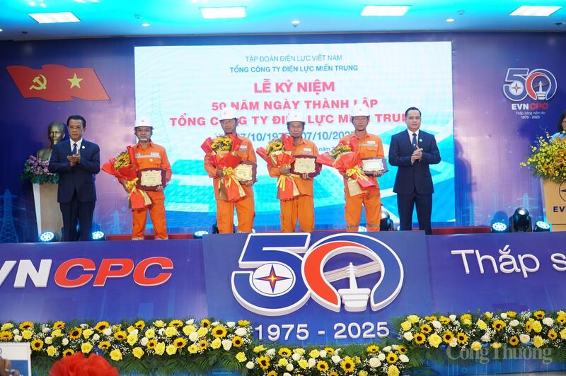 Lãnh đạo EVNCPC trao Biểu trưng cho 4 cá nhân tiêu biểu có nhiều thành tích trong quá trình tham gia xây dựng đường dây 500kV mạch 1, mạch 2 và mạch 3