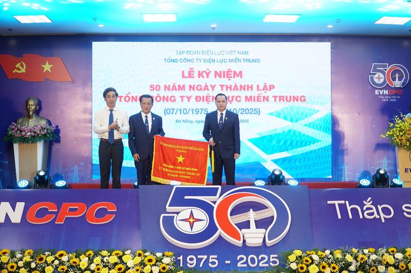 UBND TP. Đà Nẵng trao tặng Cờ thi đua cho EVNCPC, ghi nhận những thành tích nổi bật trong suốt 50 năm xây dựng và phát triển